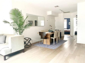 Beautiful bright renovated 2BR with a balcony- sleeps 5